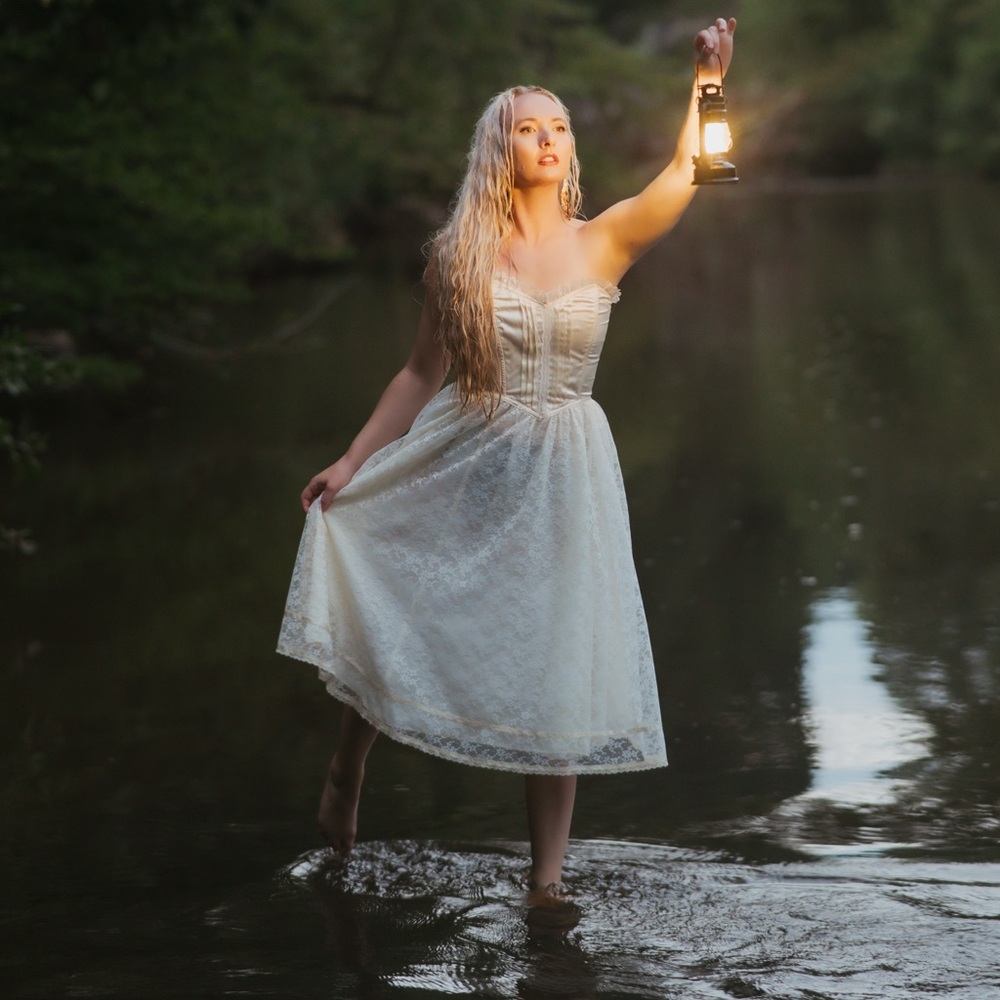 Gunne sax lace corset like strapless dress